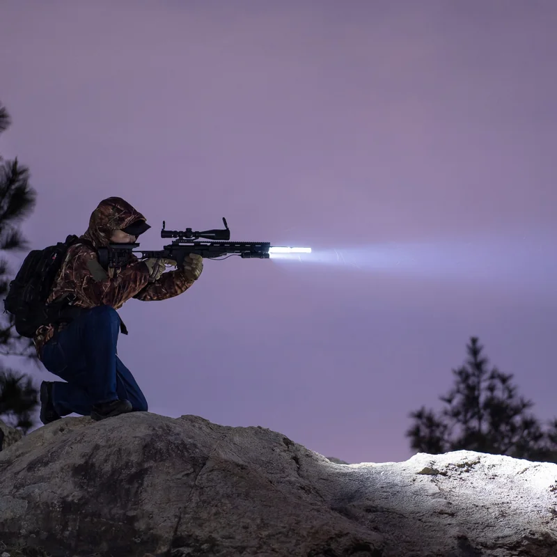 Latarka taktyczna Olight Odin S Matte Black z montażem na szynę Picatinny - 1500 lumenów