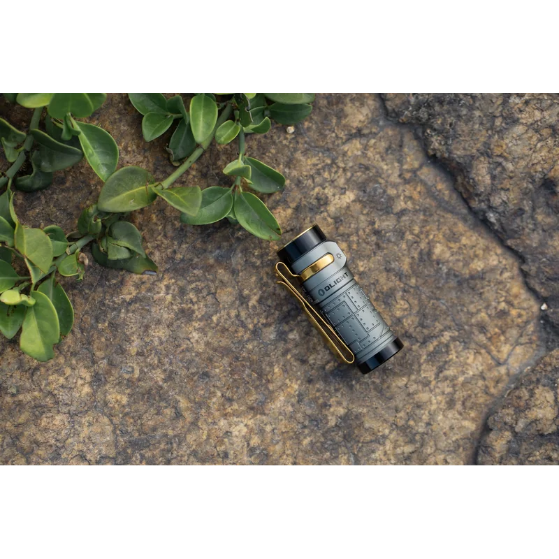 Latarka akumulatorowa Olight Baton 4 Fighter Pilot - 1300 lumenów