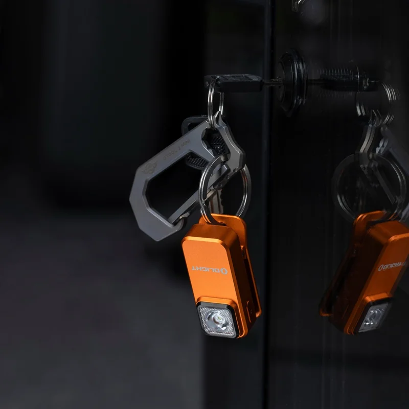 Latarka akumulatorowa Olight Oclip Orange - 300 lumenów