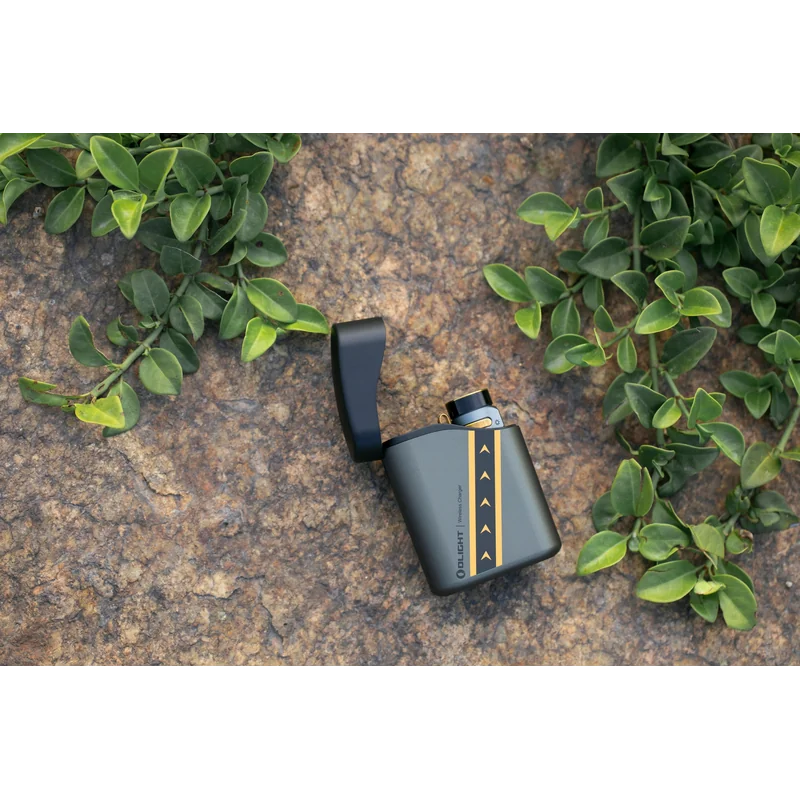 Latarka Olight Baton 4 Premium Edition Fighter Pilot z bezprzewodowym etui ładującym - 1300 lumenów
