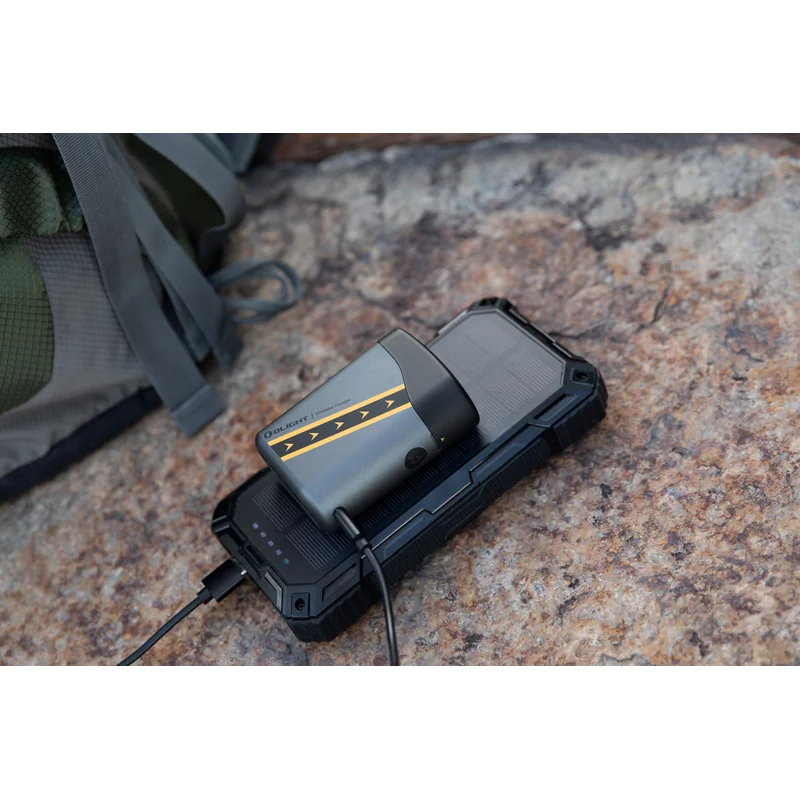 Latarka Olight Baton 4 Premium Edition Fighter Pilot z bezprzewodowym etui ładującym - 1300 lumenów
