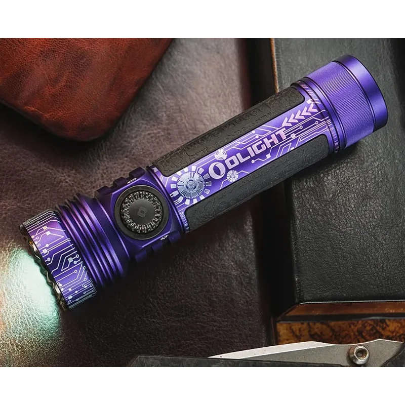 Latarka taktyczna Olight Seeker 4 Pro Cool White Cyber Violet - 4600 lumenów