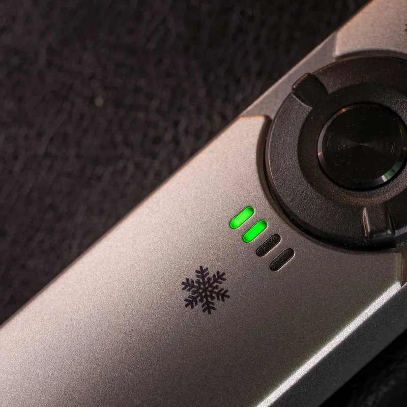 Latarka z wskaźnikiem laserowym Olight Arkfeld Winter 3 Titanium - 1000 lumenów