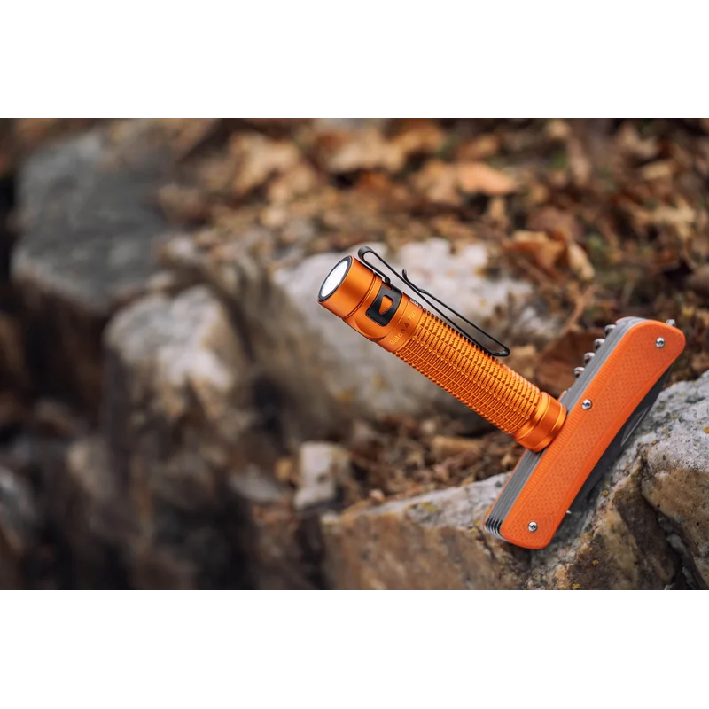 Latarka Olight Baton 4 Pro Pomarańczowa - 1600 lumenów