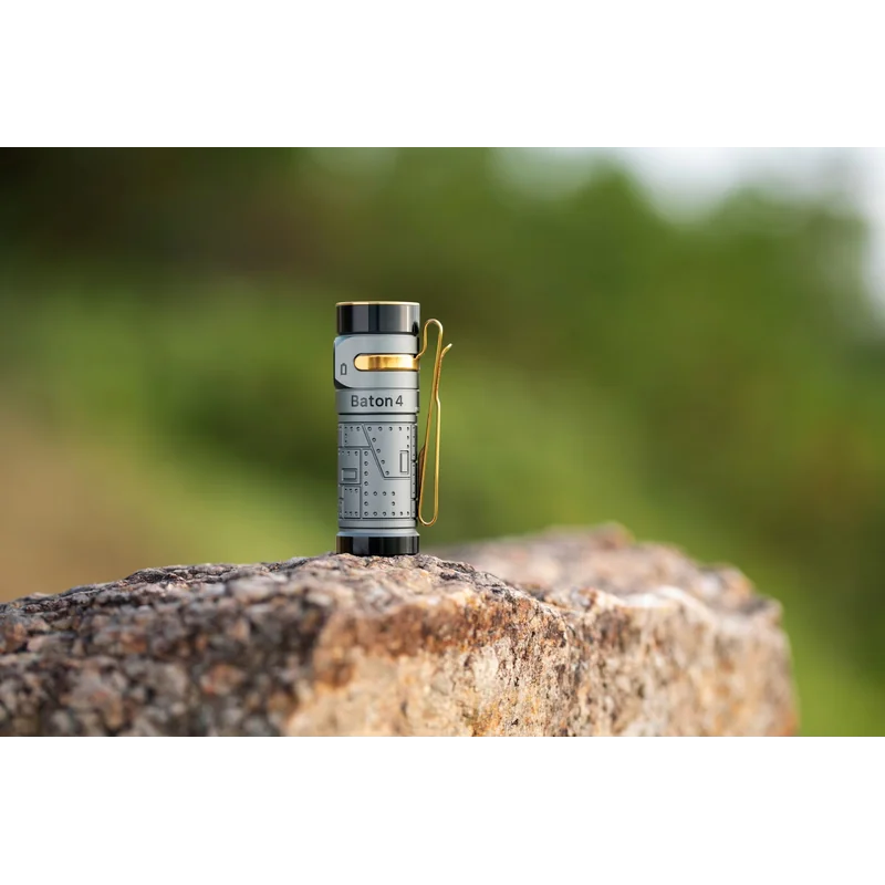 Latarka Olight Baton 4 Premium Edition Fighter Pilot z bezprzewodowym etui ładującym - 1300 lumenów