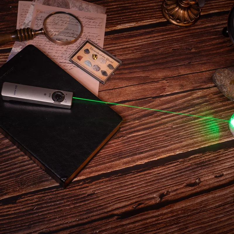 Latarka z wskaźnikiem laserowym Olight Arkfeld Winter 3 Titanium - 1000 lumenów