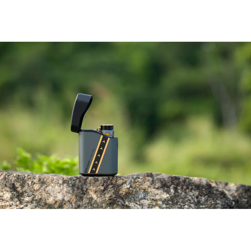 Latarka Olight Baton 4 Premium Edition Fighter Pilot z bezprzewodowym etui ładującym - 1300 lumenów
